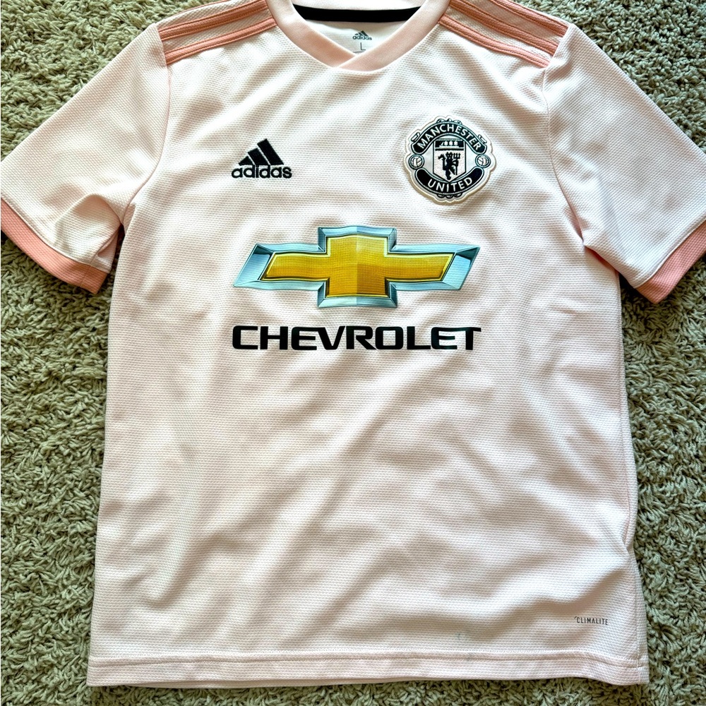 Pink Manchester United jersey